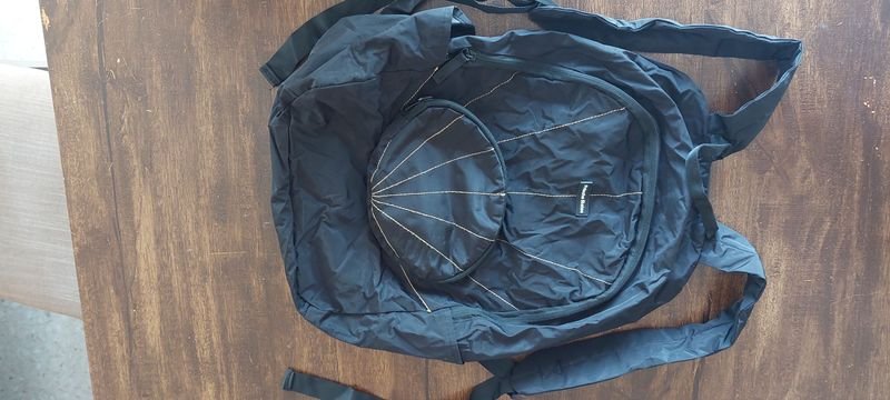 Bolsito que se vuelve mochila - Bolsa de plástico negro con objeto blanco - imagen 3