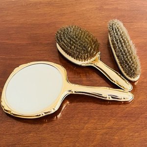 Set Vintage de Tocador: Espejo de Mano y 2 Cepillos Dorados - imagen 4