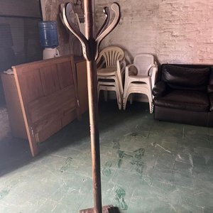 Perchero de Pie de Madera Oscura con Base Escalonada - imagen 3