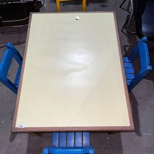 Lote anterior: Mesa Infantil Pata Amarilla con 4 Sillas (3 Azules, 1 Amarilla)