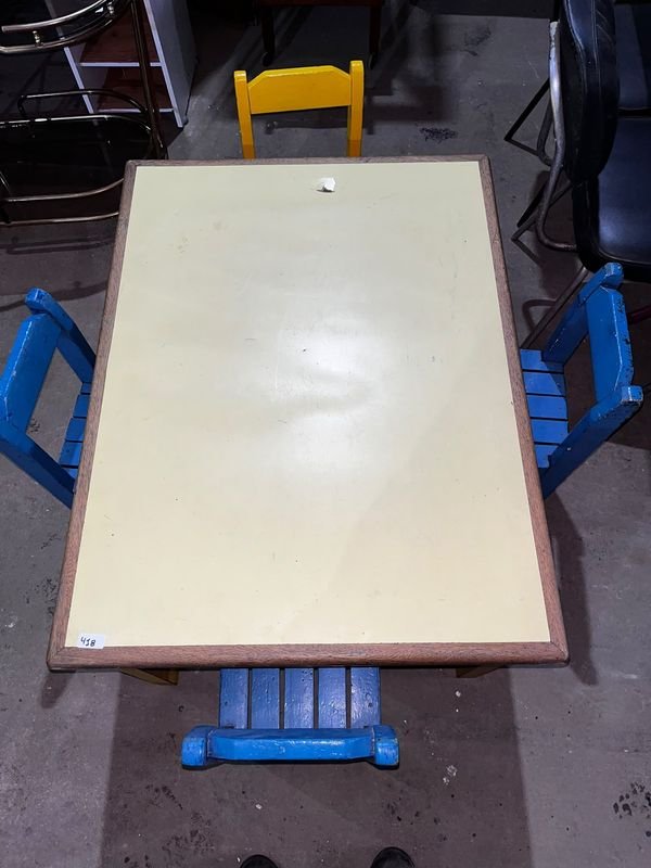 Mesa Infantil Pata Amarilla con 4 Sillas (3 Azules, 1 Amarilla)