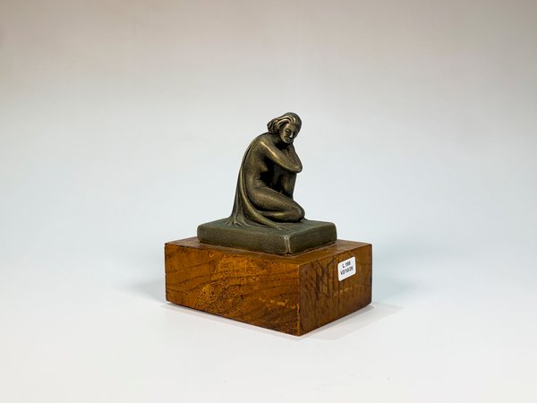 Escultura Dama Inclinada en Yeso Gris sobre Base de Madera - imagen 1