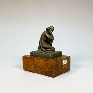 Escultura Dama Inclinada en Yeso Gris sobre Base de Madera - imagen 1