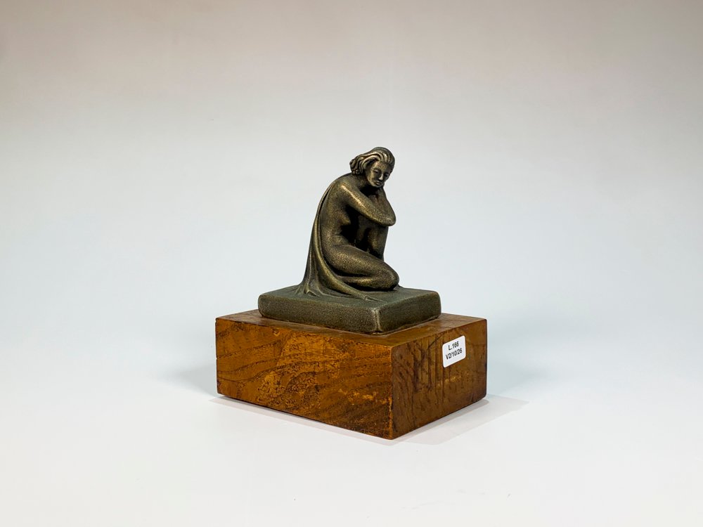 Escultura Dama Inclinada en Yeso Gris sobre Base de Madera