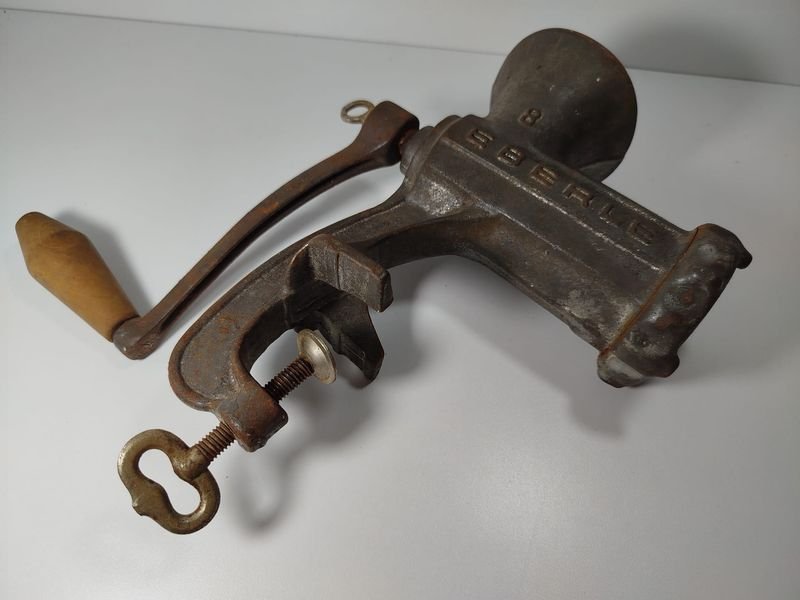 Lote anterior: Antigua picadora de carne en hierro marca HEBERLE con manivela y cabo de madera