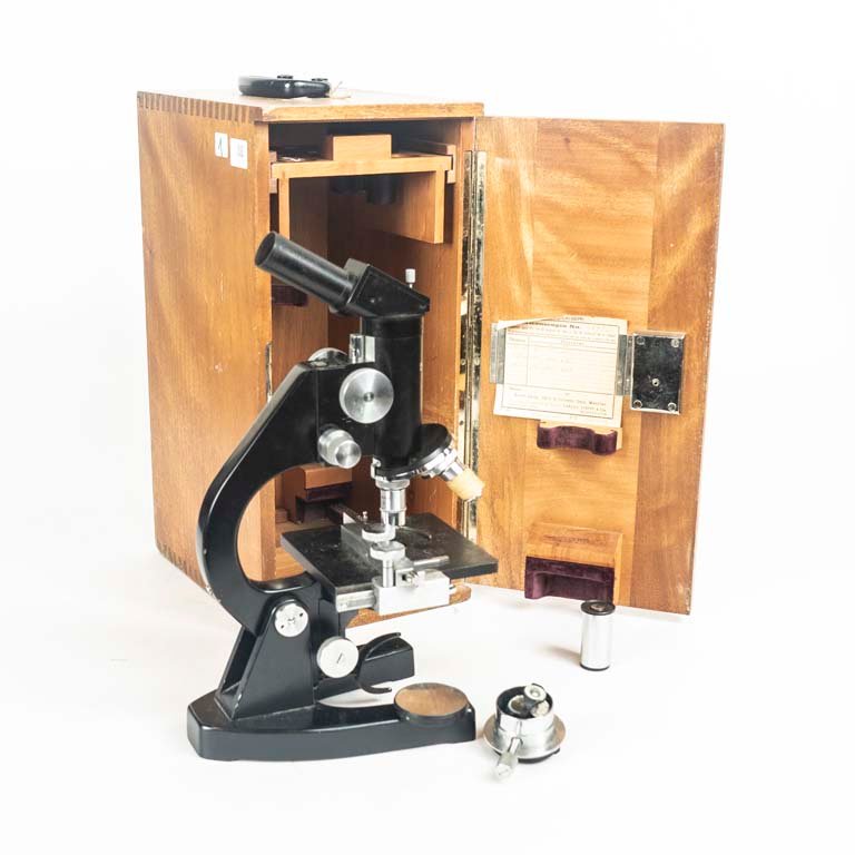 Microscopio Alemán Eleitz Wetzlar con Caja de Madera y Accesorios