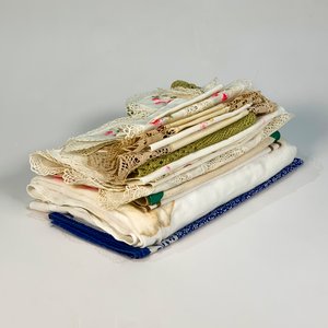 Lote siguiente: Lote de Servilletas, Carpetas y Mantel de Hilo Blanco con Decoración Floral