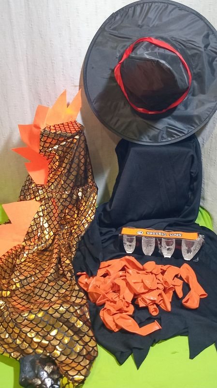 Disfraz de Dinosaurio, Gorro de Bruja, Vasos de Halloween y Globos Naranja