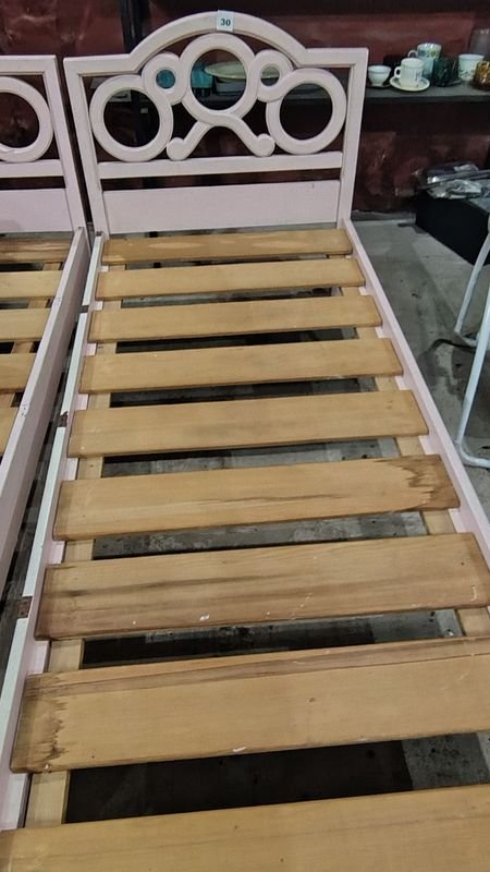 Cama Infantil de Madera con Diseño Decorativo - imagen 2