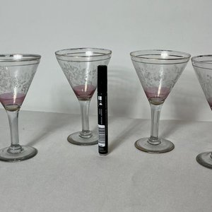 Lote anterior: Juego de 4 Copas de Cristal con Guarda Dorada y Diseño Floral
