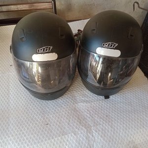 Lote siguiente: Dos Cascos EBF Negros con Visor