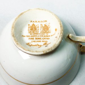 Taza y Platito de Porcelana Inglesa Paragon Floral "Tapestry Rose" con Guarda Dorada - imagen 6
