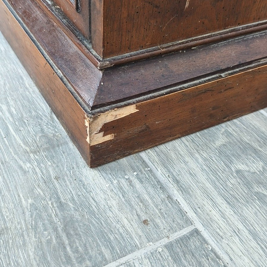 Muebles de Madera con Puertas de Vidrio y Estructura de Madera - imagen 9