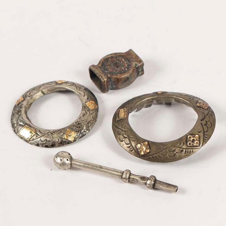 Lote anterior: Platería de metal con boquillas, pasador y bombilla