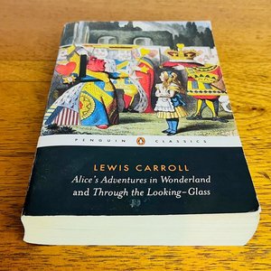Alice's Adventures in Wonderland and Through the Looking-Glass de Lewis Carroll - Edición Penguin Classics - imagen 1