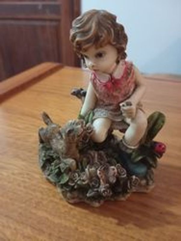 Figurina de niña con venado y alhajero
