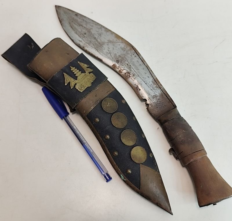 Cuchillo Kukri Nepalí Tradicional con Hoja Grabada y Vaina Decorada