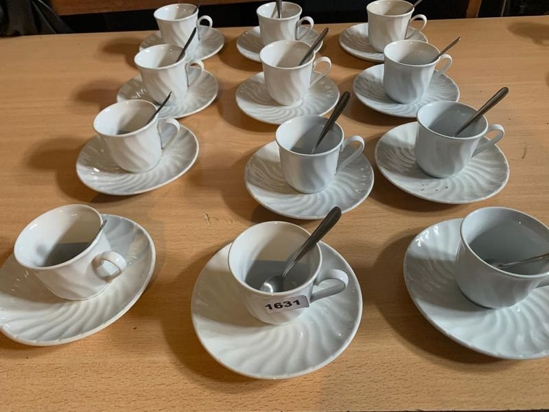 Lote anterior: Juego de 12 tazas de café con platillo y cuchara de metal