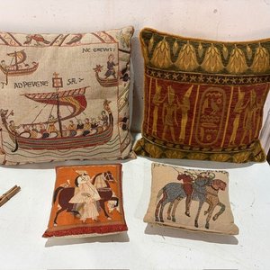 Lote siguiente: Juego de 4 Almohadones Decorativos con Diseños Históricos