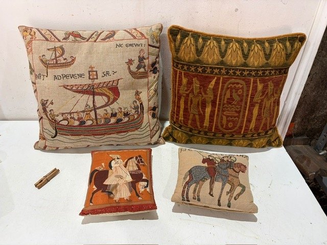 Juego de 4 Almohadones Decorativos con Diseños Históricos