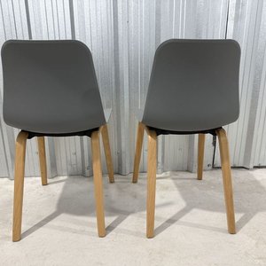 Juego de 2 Sillas de Plástico Gris con Patas de Madera Clara - imagen 6