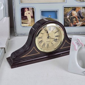 Lote de Portarretratos Decorativos y Reloj Clásico de Mesa - imagen 3