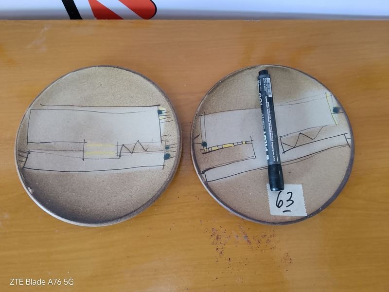 Lote siguiente: Platos decorativos de cerámica con diseño manual