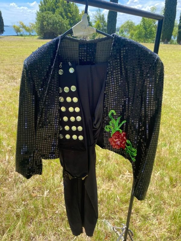 Conjunto de ropa con lentejuelas y aplique floral