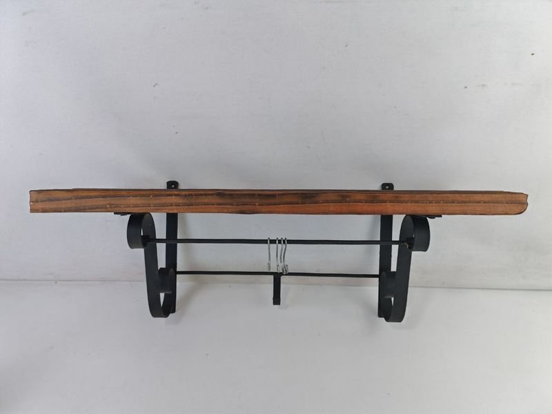 Lote siguiente: Muebles de madera y metal en buen estado