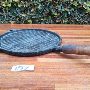Lote siguiente: Plancha Bifera Churrasquera Acanalada de Hierro Fundido con Mango de Madera
