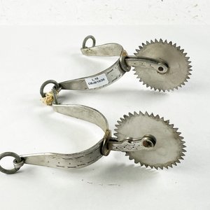 Lote siguiente: Par de espuelas con rodajas en metal de 17 x 9 cm