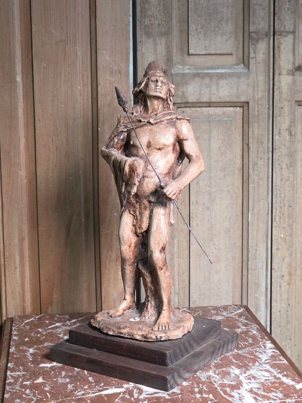 Escultura de indio con lanza, cerámica, Carlos Acosta