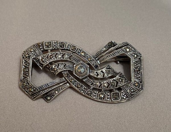 Antiguo prendedor Art Deco de plata con marquesitas - imagen 1