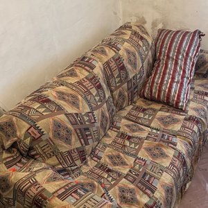 Lote anterior: Sillón de dos cuerpos con funda estampada