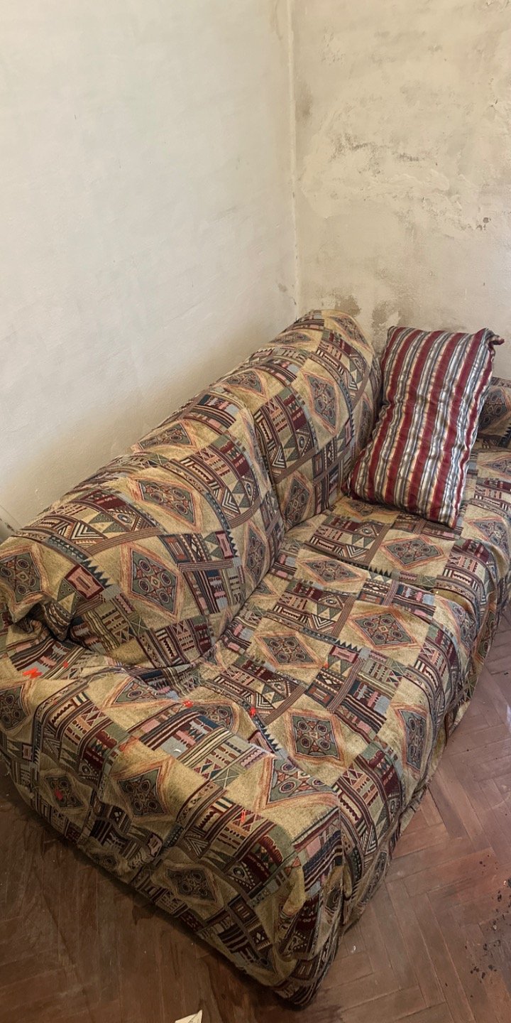 Sillón de dos cuerpos con funda estampada