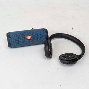 Lote siguiente: Parlante Portátil JBL Flip 4 y Auriculares JBL Negros