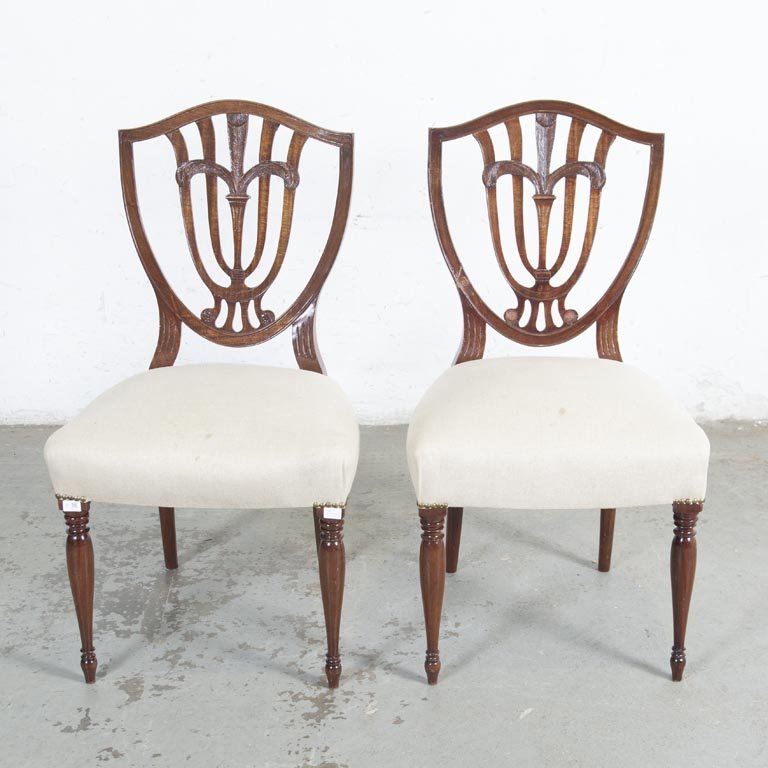Par de Sillas Inglesas Estilo Chippendale con Asientos Tapizados