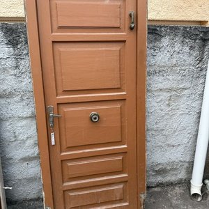Lote siguiente: Zaguán de Madera con Llamador y Pomo Central