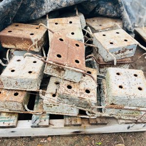 Lote de 28 Anclajes para Hormigón con Detalles de Óxido - imagen 2