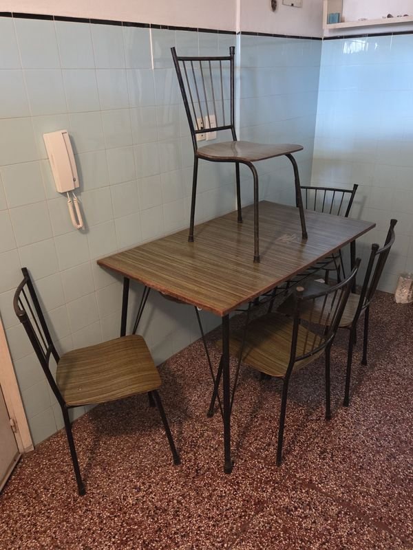 Juego de Comedor Diario: Mesa y 4 Sillas de Hierro y Madera