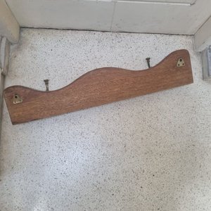 Perchero buena madera y ganchos bronce - imagen 5