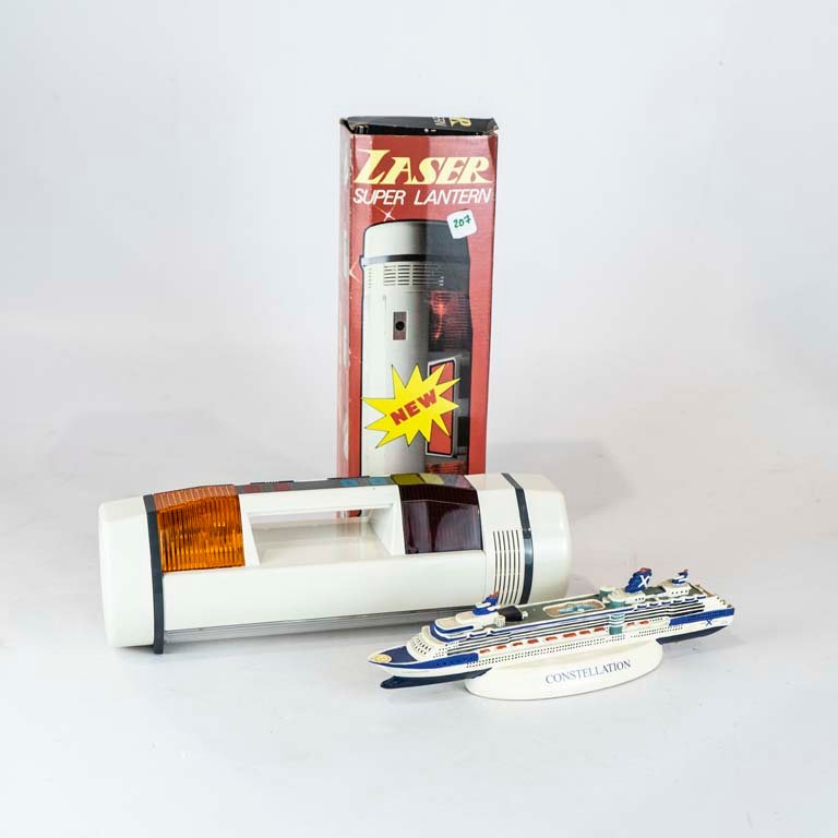 Lote siguiente: Linterna y adorno de crucero - Medidas: 31.5 y 26cm