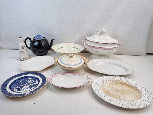 L 068 - 10 Piezas - Importante surtido de piezas de vajilla antigua de diversas firmas europeas, destacando tazas y bandejas de servicio (Con detalles y averias) - imagen 1