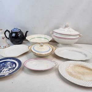 Lote siguiente: L 068 - 10 Piezas - Importante surtido de piezas de vajilla antigua de diversas firmas europeas, destacando tazas y bandejas de servicio (Con detalles y averias)