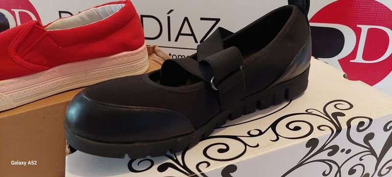 Zapatos de cuero en caja con diferentes tamaños - imagen 4