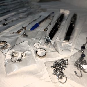 Lote de 50 Piezas de Joyería Surtida en Acero Quirúrgico: Collares, Carvanas y Anillos - imagen 4