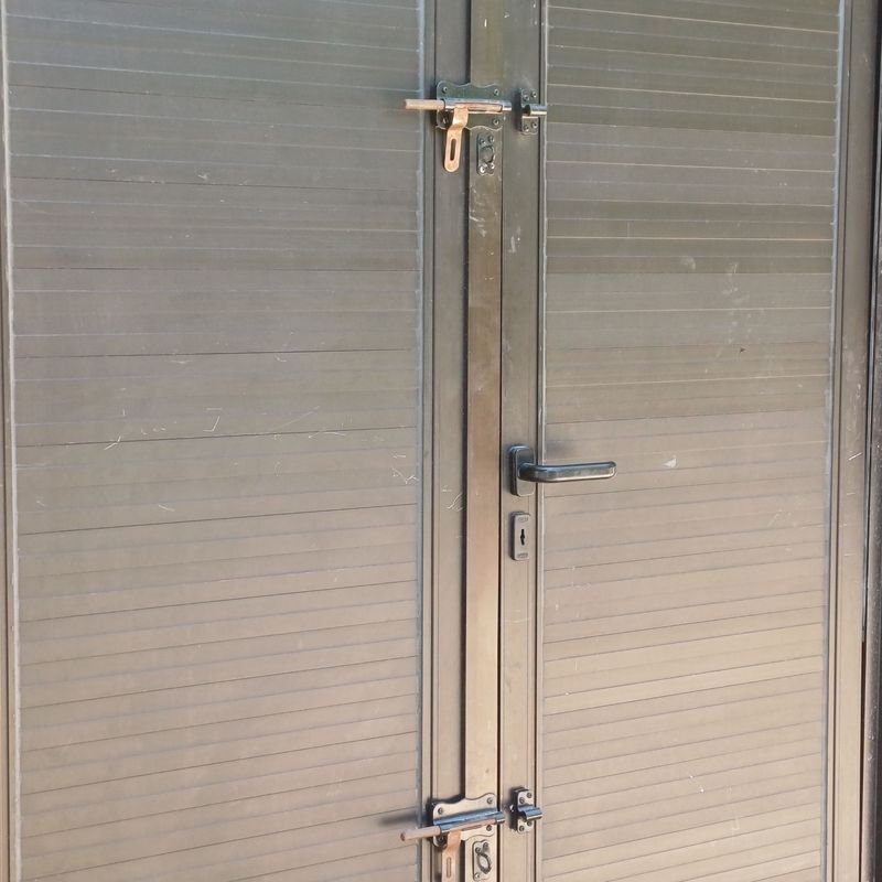 Puerta de aluminio con tres hojas y marco - imagen 4