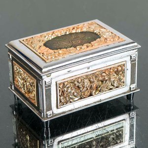 Lote siguiente: Caja Musical Japonesa Antigua con Relieves Florales
