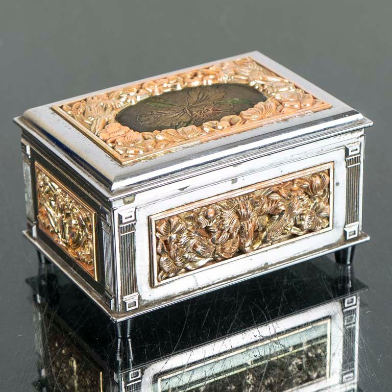 Caja Musical Japonesa Antigua con Relieves Florales