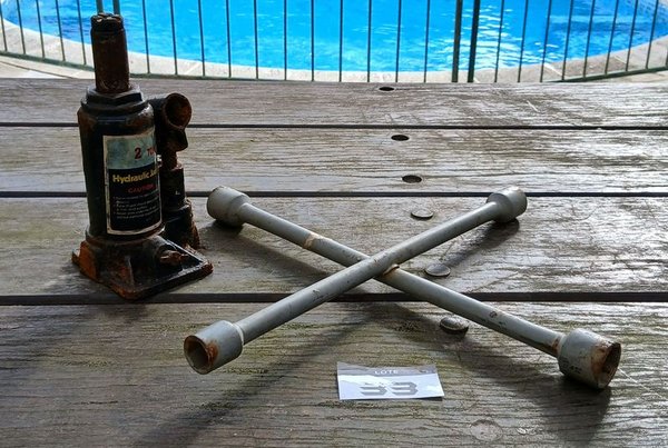Gato Hidráulico de Botella 2 Toneladas con Llave Cruz Universal - imagen 1